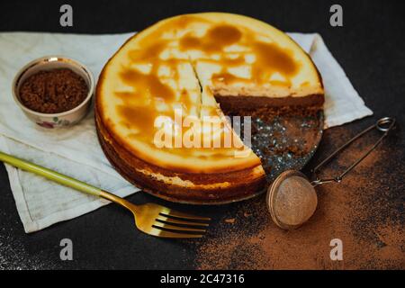 Une photo horizontale de cheesecake à la ricotta vanille et au chocolat avec garniture au caramel salé Banque D'Images