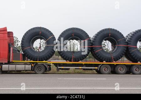 Pneus énormes pour un camion.transport de pneus sur une remorque. Banque D'Images