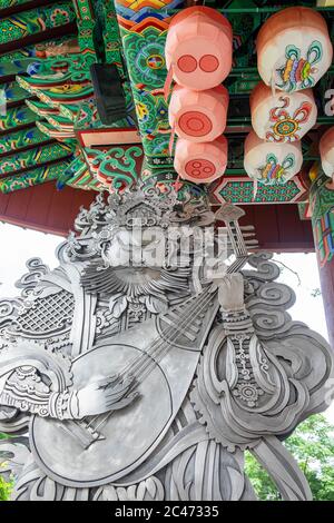 Une femme coréenne locale en face du palais royal de Séoul portant une robe Hanok, une robe traditionnelle coréenne. Banque D'Images