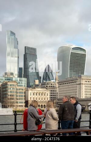 Groupe de touristes à Pickfords Wharf profitant de la vue sur la Tamise et la ville de Londres par jour nuageux lumineux comme vu en janvier 2020 Banque D'Images