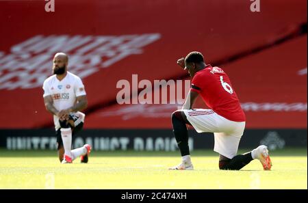 Paul Pogba de Manchester United prend un genou pour soutenir le mouvement Black Lives Matter avant le match de la Premier League à Old Trafford, Manchester. Banque D'Images