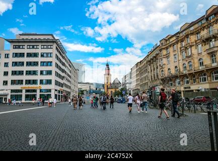 La vie urbaine dans la rue Roßmarkt menant à l'église Sainte-Catherine sur la place Hauptwache au centre de Francfort-sur-le-main, Hesse, Allemagne. Banque D'Images