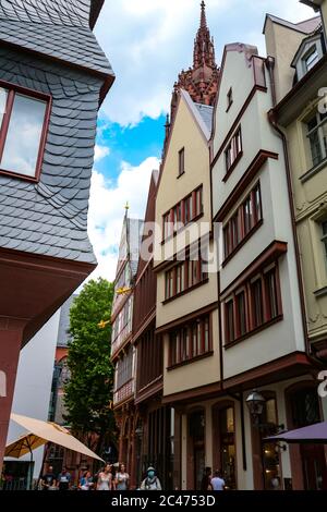 Reconstruction de bâtiments dans la « Nouvelle vieille ville » de Francfort, Allemagne. Krönungsweg avec 'Neues Paradies', 'Goldene Waage' et 'Kleiner Vogelsang'. Banque D'Images