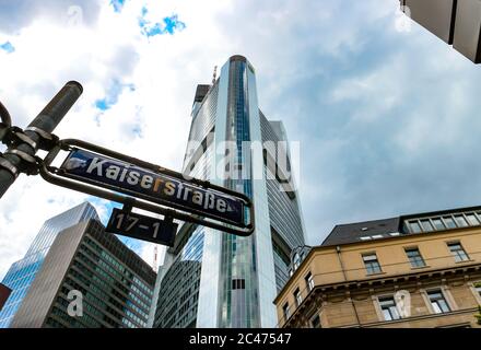 Rue Kaiserstraße et tour Commerzbank par l'architecte Norman Foster, le plus haut bâtiment de l'Union européenne (2020). Francfort-sur-le-main, Allemagne. Banque D'Images