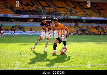 Diogo Jota de Wolverhampton Wanderers et Jack Stacey de l'AFC Bournemouth (à gauche) lors du match de la première ligue à Molineux, Wolverhampton. Banque D'Images