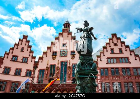 Justitia ou statue de bronze à Gerechtigkeitsbrunnen (fontaine de justice) en face du bâtiment Römer, l'hôtel de ville de Francfort-sur-le-main, Allemagne. Banque D'Images
