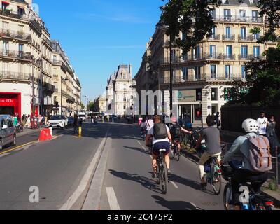 Paris, France. 24 juin 2020. Les pistes cyclables élargies de la rue de Rivoli, dans le centre de Paris, sont très prisées des cyclistes. La ville a créé des chemins supplémentaires pour les cyclistes après les restrictions de sortie liées à la couronne. (À dpa 'Macron et la vague verte - en France est réélu' sur 25.06.2020) Credit: Christian Böhmer/dpa/Alay Live News Banque D'Images