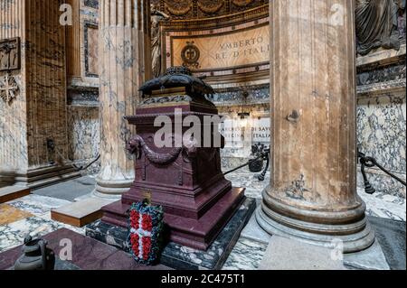 Panthéon de Rome : tombeau d'Umberto I, roi d'italie, par Giuseppe Sacconi. Derrière le tombeau de sa femme Margherita di Savoia Banque D'Images