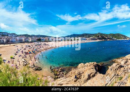 Plage de Tossa de Mar dans une belle journée d'été, Costa Brava, Catalogne, Espagne Banque D'Images