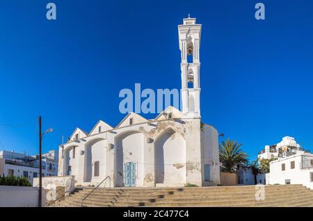 Église orthodoxe à Kyrenia (Girne), dans le nord de Chypre, dans une belle journée d'été Banque D'Images