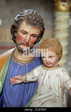 Saint Joseph, mari de Marie, Joseph avec le petit Jésus, vieille sculpture d'art dans l'église croate Banque D'Images