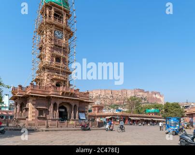 Le clocher (Ghanta Ghar) du marché de Sardar avec le fort Mehrangarh derrière, Jodhpur, Rajasthan, Inde Banque D'Images