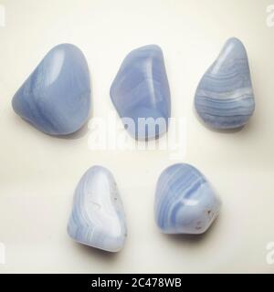 Saphirine bleu naturel agate sur fond blanc Banque D'Images