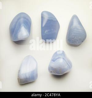 Saphirine bleu naturel agate sur fond blanc Banque D'Images