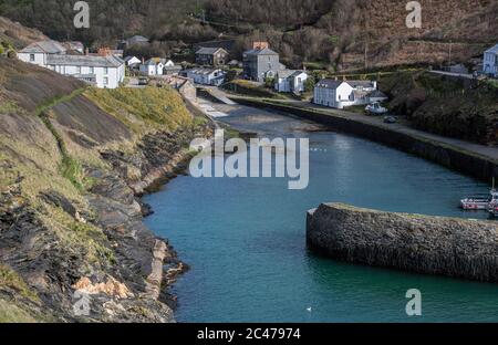 Vue sur le village de Boscastle dans les Cornouailles, Angleterre, Royaume-Uni Banque D'Images