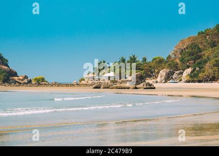 Canacona, Goa, Inde. Ciel ensoleillé sur l'eau calme de la mer d'Arabie. Paysage naturel avec plage de sable Palolem à la Sunny Summer Day avec Blue Sky Banque D'Images