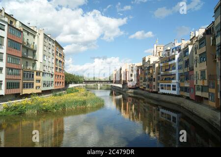 Vue sur la rivière Onyar dans la belle ville historique médiévale espagnole de Gérone. Les bâtiments aux couleurs riches se reflètent sur la surface des eaux. Banque D'Images