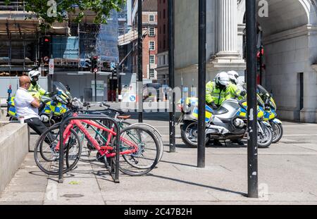 Les officiers de la police métropolitaine de la capitale gardant un profil bas par Marble Arch avant une démonstration à Hyde Park. Banque D'Images