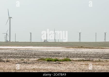 Éoliennes au milieu du désert en Ukraine Banque D'Images