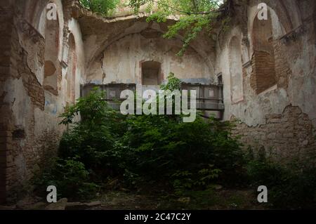 loft d'orgue dans l'église catholique romaine abandonnée en ruines Banque D'Images