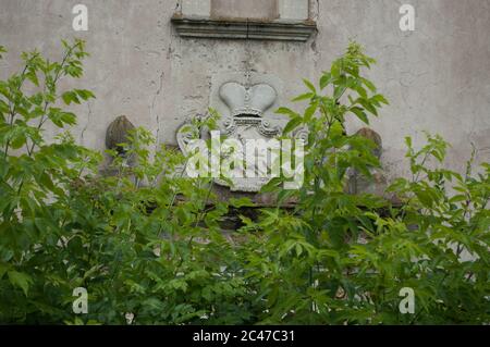 armoiries au-dessus de l'entrée de l'église catholique romaine abandonnée en ruines Banque D'Images