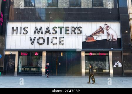 Le célèbre panneau de la boutique du distributeur de musique et de film britannique HMV à Londres Oxford Street. Banque D'Images