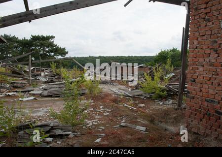 Ruines du toit sur le bâtiment abandonné Banque D'Images