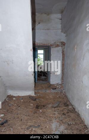 Escalier et porte de Hallaway dans l'ancien palais abandonné Banque D'Images