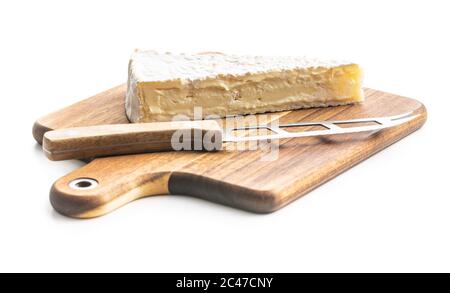 Fromage Brie. Fromage blanc doux avec moule blanc sur planche à découper en bois isolée sur fond blanc. Banque D'Images