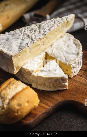 Fromage Brie. Fromage blanc doux avec moule blanc sur la planche à découper. Banque D'Images