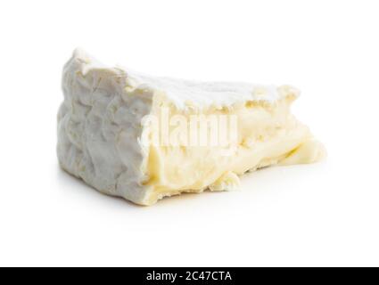 Fromage Brie. Fromage blanc doux avec moule blanc isolé sur fond blanc. Banque D'Images
