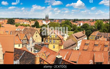 Vue panoramique aérienne de Quedlinburg en une belle journée d'été, en Allemagne Banque D'Images