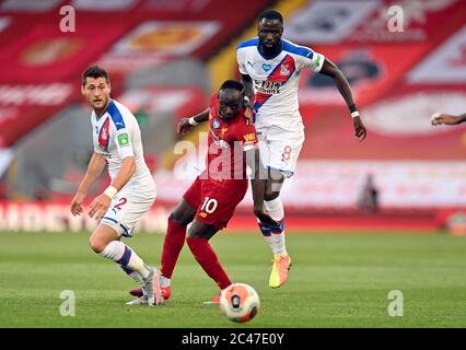 Sadio Mane de Liverpool et Cheikhou Kouyate du Crystal Palace (à droite) lors du match de la Premier League à Anfield, Liverpool. Banque D'Images