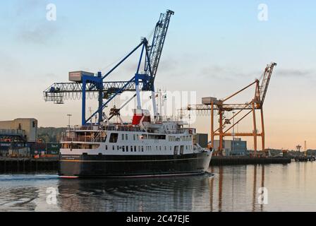 HEBRIDEAN PRINCESS passant par les QUAIS DE TIVOLI sur la RIVIÈRE LEE, CORK, IRLANDE au début d'une croisière sur la magnifique côte sud-ouest de l'Irlande Banque D'Images