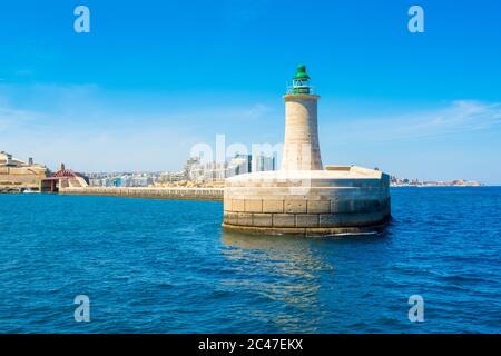 Paysage avec phare de Saint-Elmo et panorama de la vieille Valette, Malte Banque D'Images