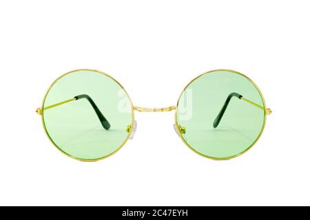 Lunettes de soleil ovales de style urbain avec cadre fin en métal doré, lentille vert clair, isolé sur fond blanc, vue avant. Banque D'Images