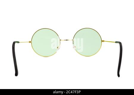 Lunettes de soleil ovales de style urbain avec cadre fin en métal doré, lentille vert clair, isolé sur fond blanc, vue arrière. Banque D'Images