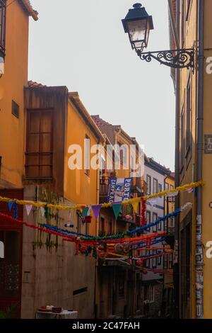 Porto, Portugal - décorations colorées de São João dans une petite allée de pierre de Cobblestone dans le quartier de Sé Banque D'Images