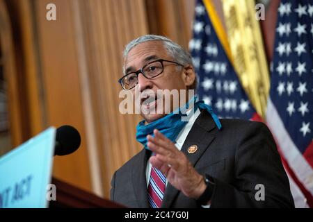 Le représentant américain Bobby Scott (démocrate de Virginie) prend la parole lors d'une conférence de presse sur l'Affordable Care Enhancement Act au Capitole des États-Unis à Washington, DC, États-Unis, le mercredi 24 juin 2020. Crédit : Stefani Reynolds/CNP/MediaPunch Banque D'Images