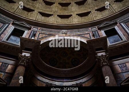 Autel sous le dôme du Panthéon à Rome, Italie Banque D'Images