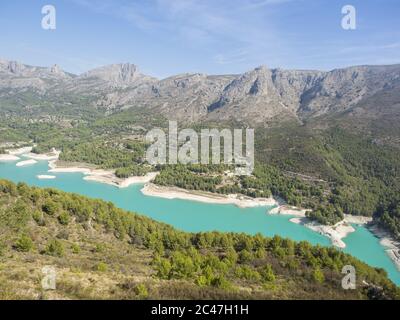 Embalse de Guadalest entouré de collines couvertes de verdure La lumière du soleil en Espagne Banque D'Images