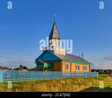 Tyumen, Russie - 16 juin 2020 : mosquée en bois locale dans le village sibérien Begidino, en été Banque D'Images