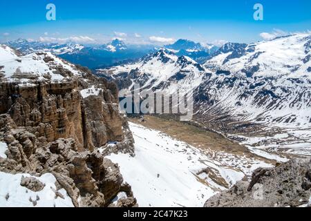 Vue sur les Dolimites depuis le téléphérique de Funivia-Seilbahn Sass Pordoi et plate-forme d'observation, Dolomites, Canazei, Trentin, Italie Banque D'Images