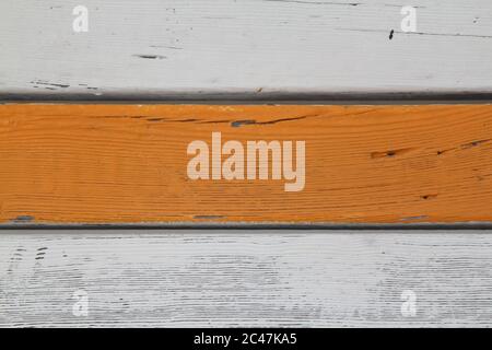 Texture de panneaux de bois d'époque avec peinture craquelée de couleur blanche et orange. Banque D'Images