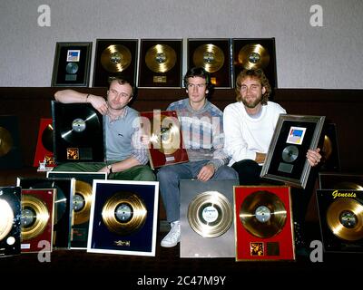 Genesis reçoit des disques d'or dans les coulisses du NEC Birmingham le 26 février 1984. De gauche Phil Collins,Tony Banks,Mike Rutherford . Banque D'Images