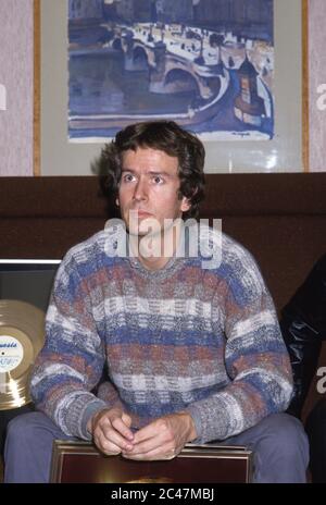 Genesis reçoit des disques d'or en coulisses au NEC Birmingham le 26 février 1984: Tony Banks Banque D'Images