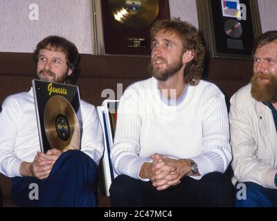 Genesis reçoit des disques d'or dans les coulisses du NEC Birmingham le 26 février 1984. De gauche : Daryl Stuermer, Mike Rutherford Banque D'Images