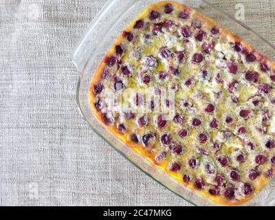 Dessert de clafoutis aux cerises maison. La clafoutis est un gâteau traditionnellement composé de cerises masquées, c'est-à-dire entièrement recouvert d'une crème anglaise Banque D'Images