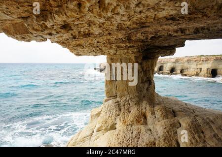Belles grottes marines en journée à Ayia, Chypre Banque D'Images