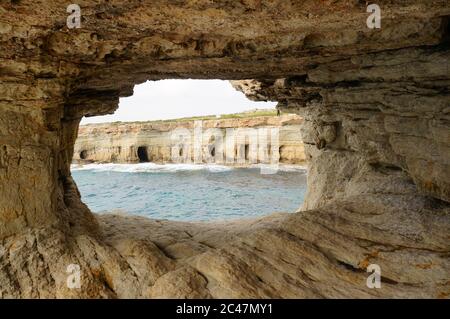 Belles grottes marines en journée à Ayia, Chypre Banque D'Images